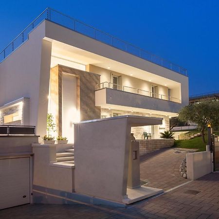 Villa Aurora-Holiday Home Apt 2 Bardolino Exterior foto